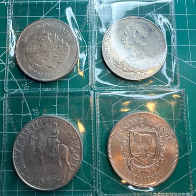 LOT 0F 4 CROWN SIZE BRITISH COMMONWEALTH 25,50 PENCE, JERSEY, GUERNSEY 00911BB2