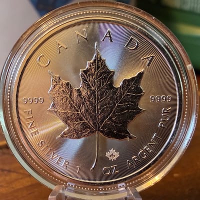 MAPLE LEAF 1 OZ SILVER COIN BY ROYAL CANADIAN MINT