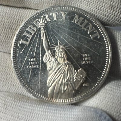 VINTAGE Liberty Mint 1 oz Silver Round