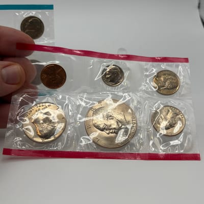 1776-1976 US Mint P&D Uncirculated Mint Set OGP - additional view