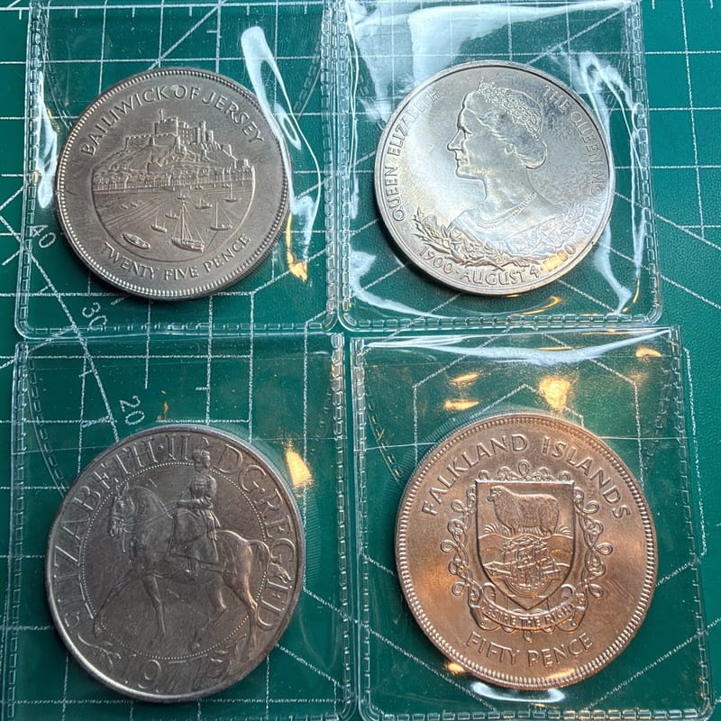 LOT 0F 4 CROWN SIZE BRITISH COMMONWEALTH 25,50 PENCE, JERSEY, GUERNSEY 00911BB2 - Image 1
